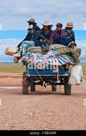 Pellegrini tibetani su un trattore su strada da Gerze a Tsochen, Tibet occidentale, Tibet, Asia Foto Stock