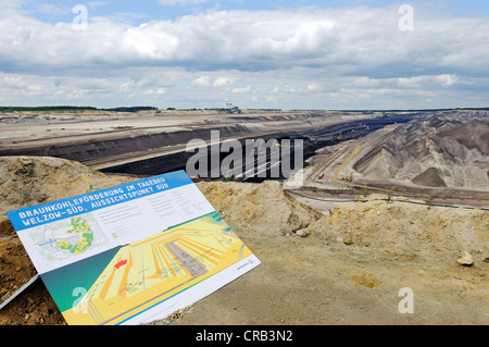 Cucitura di carbone e le macchine nella fossa aperta Welzow-Sued, miniere di carbone marrone da Vattenfall energy company, Lusazia inferiore Foto Stock