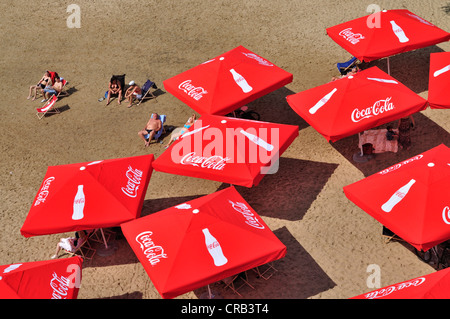 Ombrelloni sulla spiaggia. Foto Stock