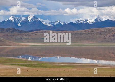 Alta alpine lago di montagna nella parte anteriore del Himalaya lungo la via meridionale nel Tibet occidentale, Tibet, Asia Foto Stock