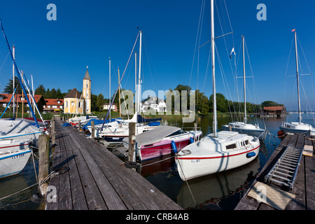 Imbarcazioni presso il molo, Kapelle Sant Alban, cappella, sul retro, Diessen am Ammersee, Lago Ammersee, Pfaffenwinkel, Alta Baviera Foto Stock