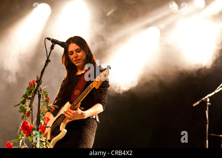 Muriel Rhyner, cantante e bassista della band Svizzera Dalila, performing live in Schueuer concert hall, Lucerna, Svizzera Foto Stock