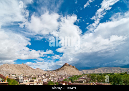 Il vecchio quartiere tibetano di fronte al Gyantse Dzong fort, antica fortezza, Gyantse, Tibet, Asia Foto Stock