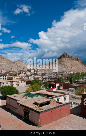 Il vecchio quartiere tibetano con il Gyantse Dzong o Gyantse fortezza sul retro, Gyantse, Tibet, Asia Foto Stock