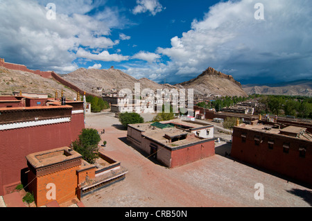 Il vecchio quartiere tibetano con il Gyantse Dzong o Gyantse fortezza sul retro, Gyantse, Tibet, Asia Foto Stock