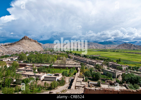 Il vecchio quartiere tibetano con il Gyantse Dzong o Gyantse fortezza sul retro, Gyantse, Tibet, Asia Foto Stock