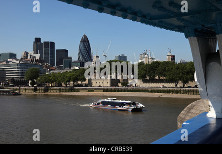 Una barca di crociera sul Fiume Tamigi di fronte alla Torre di Londra. Foto Stock