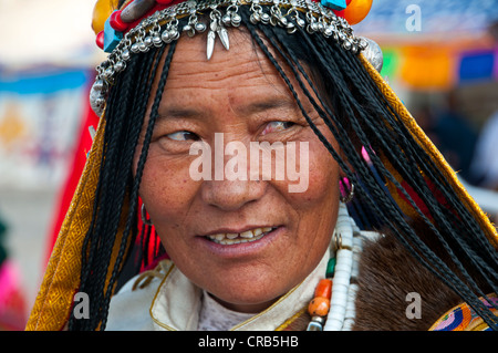 Tradizionalmente Vestiti donna su il festival delle tribù in Gerze, Tibet occidentale, Asia Foto Stock