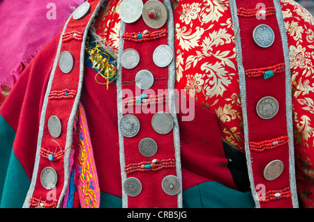 Close up di abiti tradizionali sul festival della tribù in Gerze, Tibet occidentale, Asia Foto Stock
