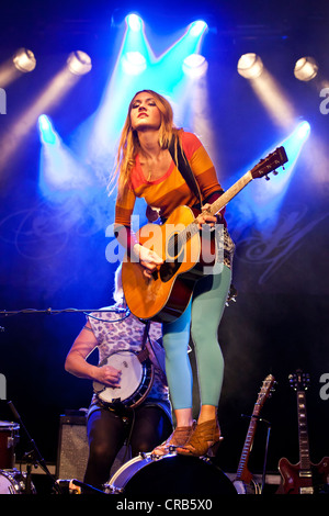 Sunniva Bondesson, una delle sorelle dai fratelli svedese band Baskery, performing live in Schueuer concert hall Foto Stock