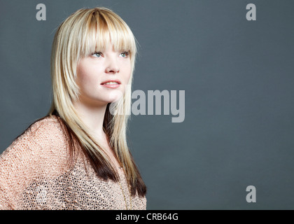 Giovane donna bionda, ritratto Foto Stock