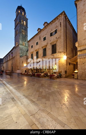 Ristoranti a Stradun o Placa, Main Street, nella città vecchia di Dubrovnik, monastero Francescano sul retro Foto Stock