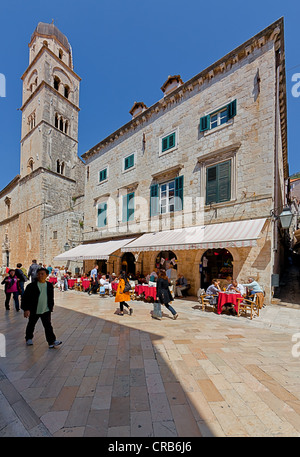 Ristorante sul Stradun o Placa, la strada principale del centro storico di Dubrovnik, monastero Francescano sul retro, Dalmazia Centrale Dalmazia, Foto Stock