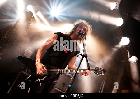 Il cantante e frontman Steve 'Lips Kudlow del canadese heavy metal band incudine suonare dal vivo presso il Schueuer in Lucerna Foto Stock