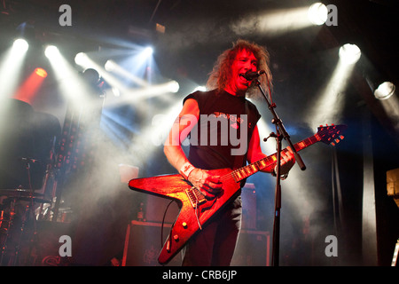 Il cantante e frontman Steve 'Lips Kudlow del canadese heavy metal band incudine suonare dal vivo presso il Schueuer in Lucerna Foto Stock