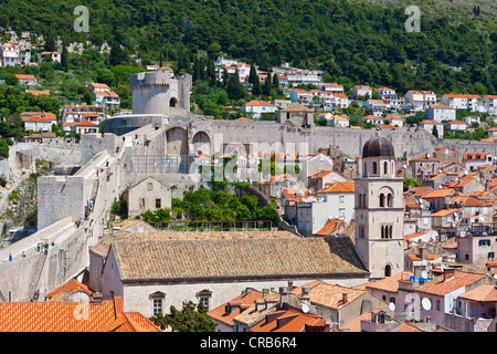 Le mura della città e il monastero francescano, Dubrovnik, Sito Patrimonio Mondiale dell'UNESCO, Dalmazia centrale, Dalmazia, costa adriatica, Croazia Foto Stock