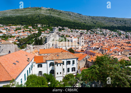 Le mura della città e il monastero francescano, Dubrovnik, Sito Patrimonio Mondiale dell'UNESCO, Dalmazia centrale, Dalmazia, costa adriatica, Croazia Foto Stock