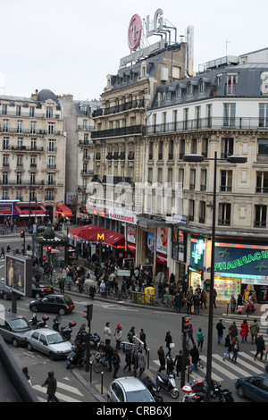 Si tratta di un immagine del luogo di Montparnasse a Parigi alla fine della strada di Rennes. Tipico stile di Parigi edificio. Strada trafficata. Foto Stock