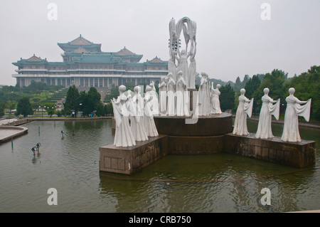 Fontana di fronte al Grand popolare casa di studio, Pyongyang, Corea del Nord, Asia Foto Stock