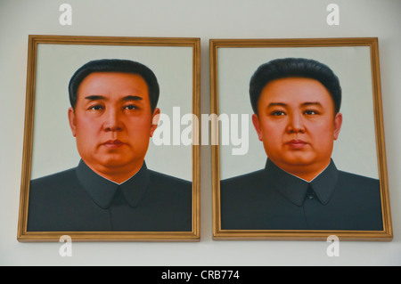 Dipinti dei politici Kim Jong-il e Kim Il-sung, Myohyang-san mountain, Corea del Nord, Asia Foto Stock