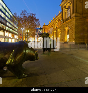 Bull e bear statue davanti degli edifici storici della Borsa di Francoforte, Frankfurt am Main, Hesse, PublicGround Foto Stock