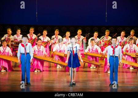 Bambini selezionati in esecuzione il Palazzo dei Bambini, Pyongyang, Corea del Nord, Asia Foto Stock