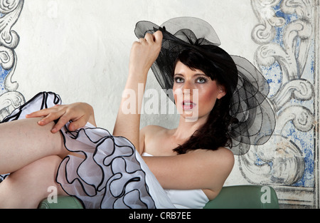 Giovane donna che indossa un cappello Foto Stock