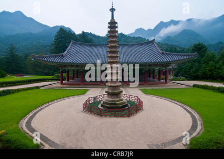 Pohyon buddista di Tempio sul Monte Myohyang-san, Corea del Nord, Asia Foto Stock