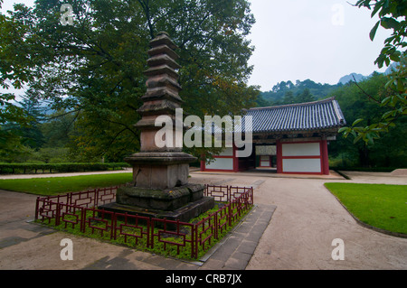 Pohyon buddista di Tempio sul Monte Myohyang-san, Corea del Nord, Asia Foto Stock