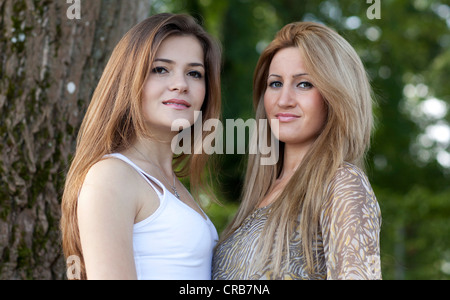 Due giovani donne, ritratto Foto Stock