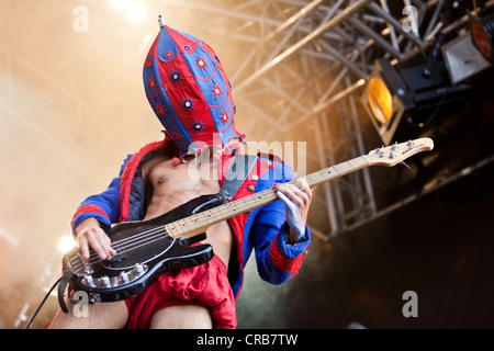 Il tedesco e internazionale visual trash band punk Bonaparte live all'Heitere Open Air Festival di musica di Zofingen Foto Stock