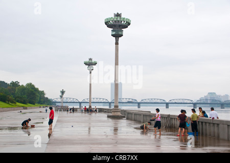 Passeggiata sul fiume Taedong, Pyongyang, Corea del Nord, Asia Foto Stock