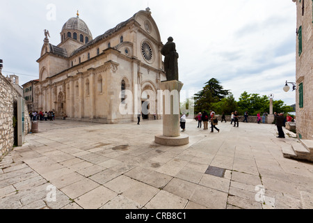 Monumento a Juraj Dalmatinac davanti al Katedrala svetog Jakova, la Cattedrale di San Giacomo, Patrimonio Mondiale dell UNESCO Foto Stock