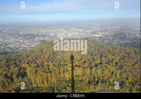 Vista di Stoccarda in autunno come visto dalla torre TV di Stoccarda, Stoccarda, Baden-Wuerttemberg, Germania, Europa Foto Stock