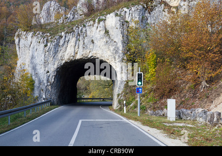 Tunnel di roccia in Donautalstrasse, Valle del Danubio Road vicino Thiergarten, Danubio superiore Natura Park, Sigmaringen district Foto Stock