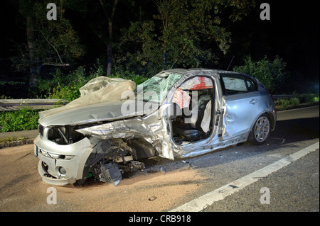 Relitto di una BMW dopo una semi-testa-sulla collisione, Remseck, Baden-Wuerttemberg, Germania, Europa Foto Stock