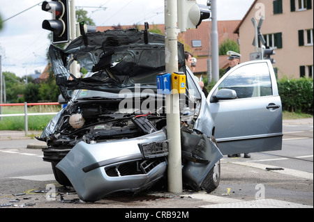 Incidente stradale di una vettura Skoda colpendo il semaforo a un attraversamento pedonale, Stoccarda, Baden-Wuerttemberg Foto Stock