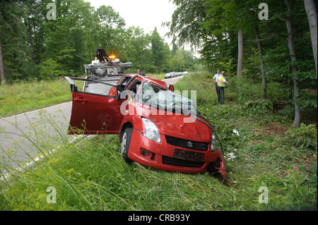 Un rosso danneggiati Suzuki Swift è sdraiato sul suo tetto dopo un incidente stradale sul K 1209 road, Lichtenwald Foto Stock