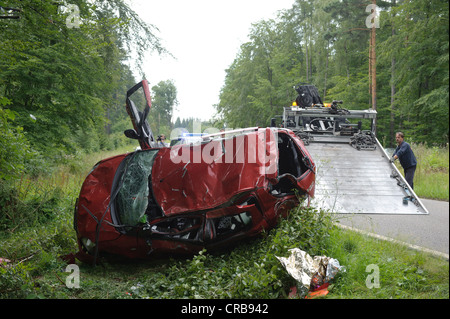 Un rosso danneggiati Suzuki Swift è sdraiato sul suo tetto dopo un incidente stradale sul K 1209 road, Lichtenwald Foto Stock