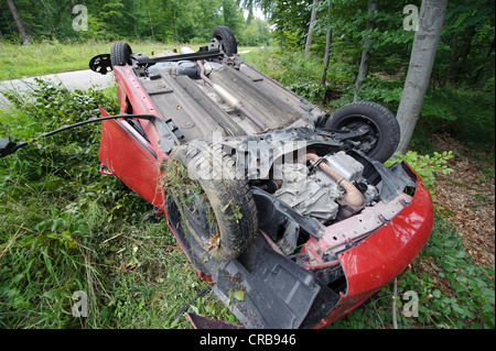 Un rosso danneggiati Suzuki Swift è sdraiato sul suo tetto dopo un incidente stradale sul K 1209 road, Lichtenwald Foto Stock