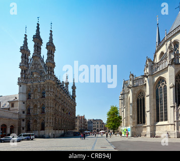 Chiesa di St Pieter, Sint-Pieterskerk chiesa e il municipio gotico sul Grote Markt square, street cafe, Leuven, Belgio Foto Stock