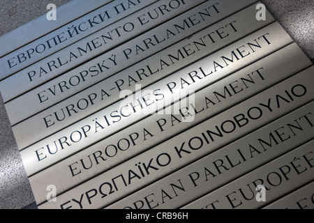 Riferimento tedesca al Parlamento europeo sul segno multilingue, Euro-City, Bruxelles, Belgio, Europa Foto Stock