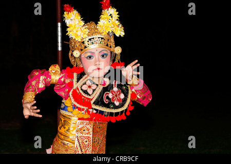 Ragazza Balinese ballare il Legong, Ubud, Bali, Indonesia. Modello rilasciato. Foto Stock