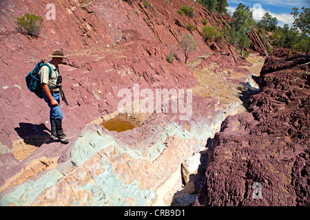 Escursionista in una gola sulla Arkaba a piedi in Sud Australia Flinders Ranges Foto Stock