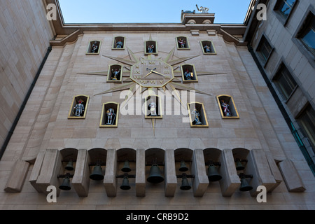 Orologio con figure sulla facciata del Kunstmuseum, Mont des Arts, museo d'arte, Bruxelles, Belgio, Europa Foto Stock