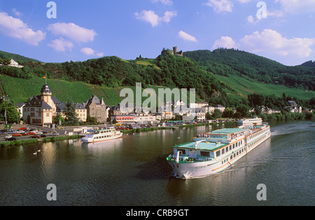 Nave escursione sul fiume Moselle, città di Bernkastel-Kues sul retro, Renania-Palatinato, Germania, Europa Foto Stock