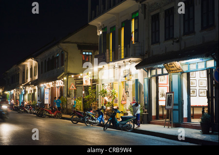 I negozi e i ristoranti sulla strada principale, Sisavangvong Road, di notte, Luang Prabang, Laos, Indocina, Asia Foto Stock