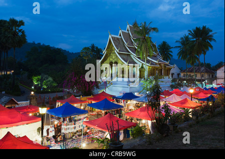 Mercato notturno presso il Royal Palace, a Luang Prabang, Laos, Indocina, Asia Foto Stock