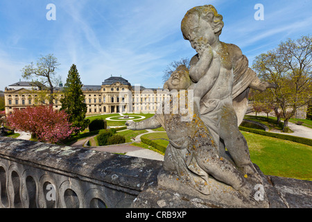 La scultura di fronte Wuerzburg residenza, un palazzo barocco, Sito Patrimonio Mondiale dell'UNESCO con i giardini di corte, costruito da Foto Stock