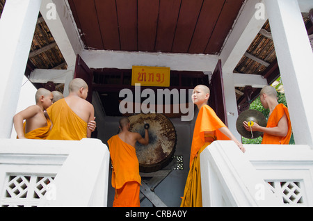 I monaci drumming presso il tempio, Luang Prabang, Sito Patrimonio Mondiale dell'UNESCO, Laos, Indocina, Asia Foto Stock